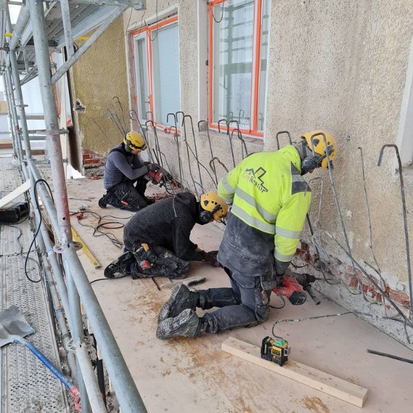 Uusien parveke raudoitus kiinnitysten asennus kerroslaattaan City Restor Finlanf